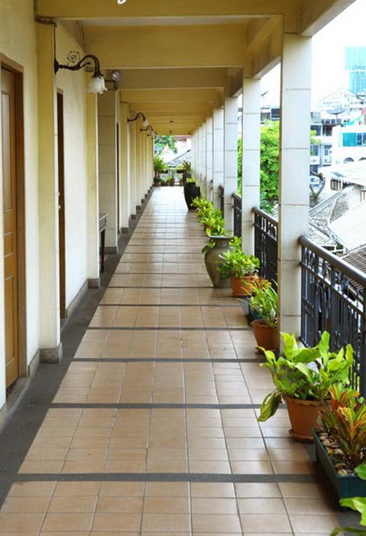 Silom Village Inn Bangkok Exteriör bild