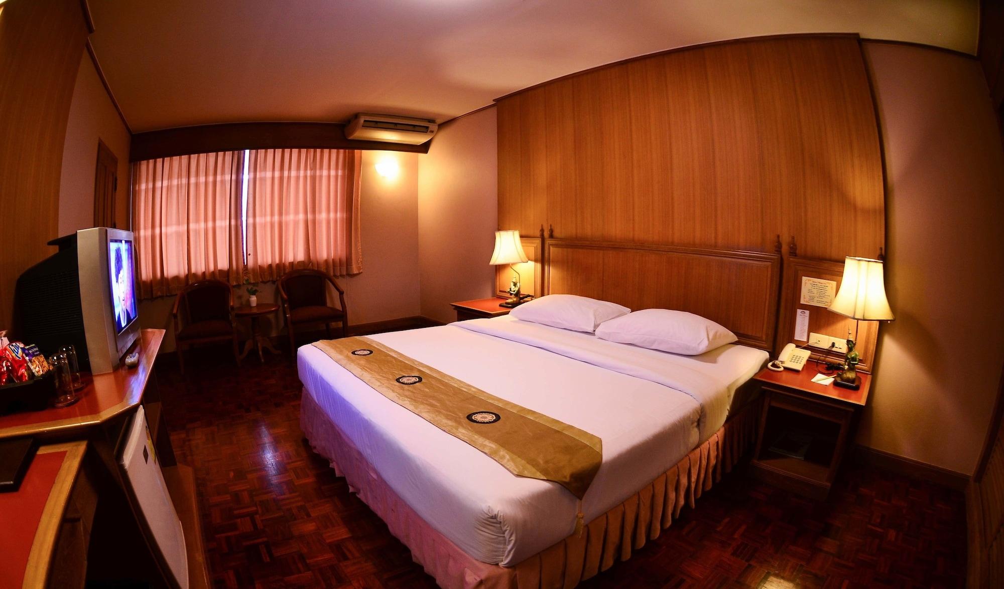 Silom Village Inn Bangkok Exteriör bild