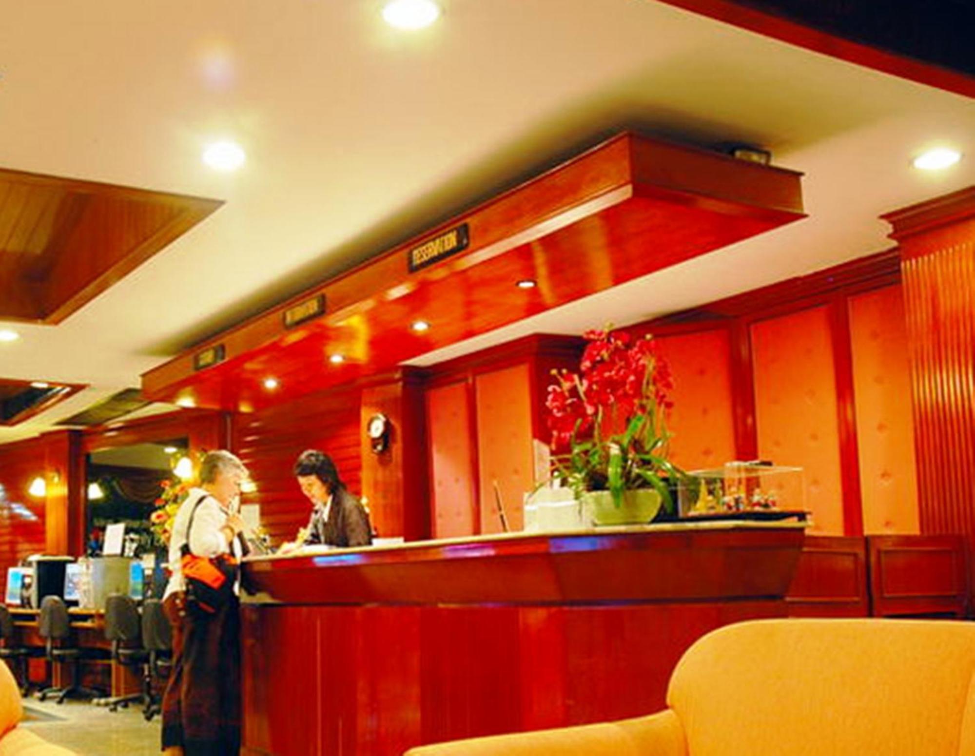 Silom Village Inn Bangkok Exteriör bild