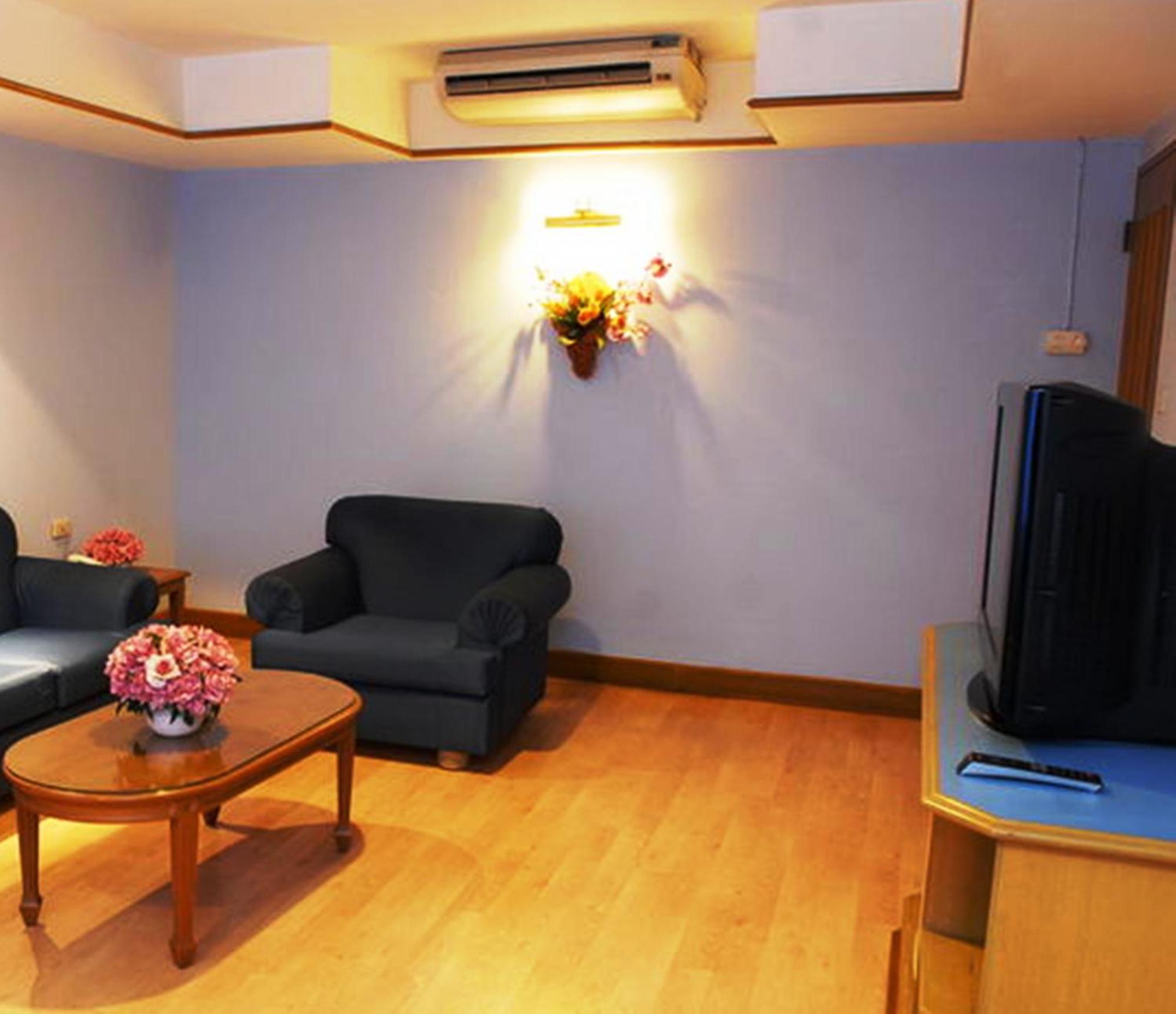 Silom Village Inn Bangkok Exteriör bild
