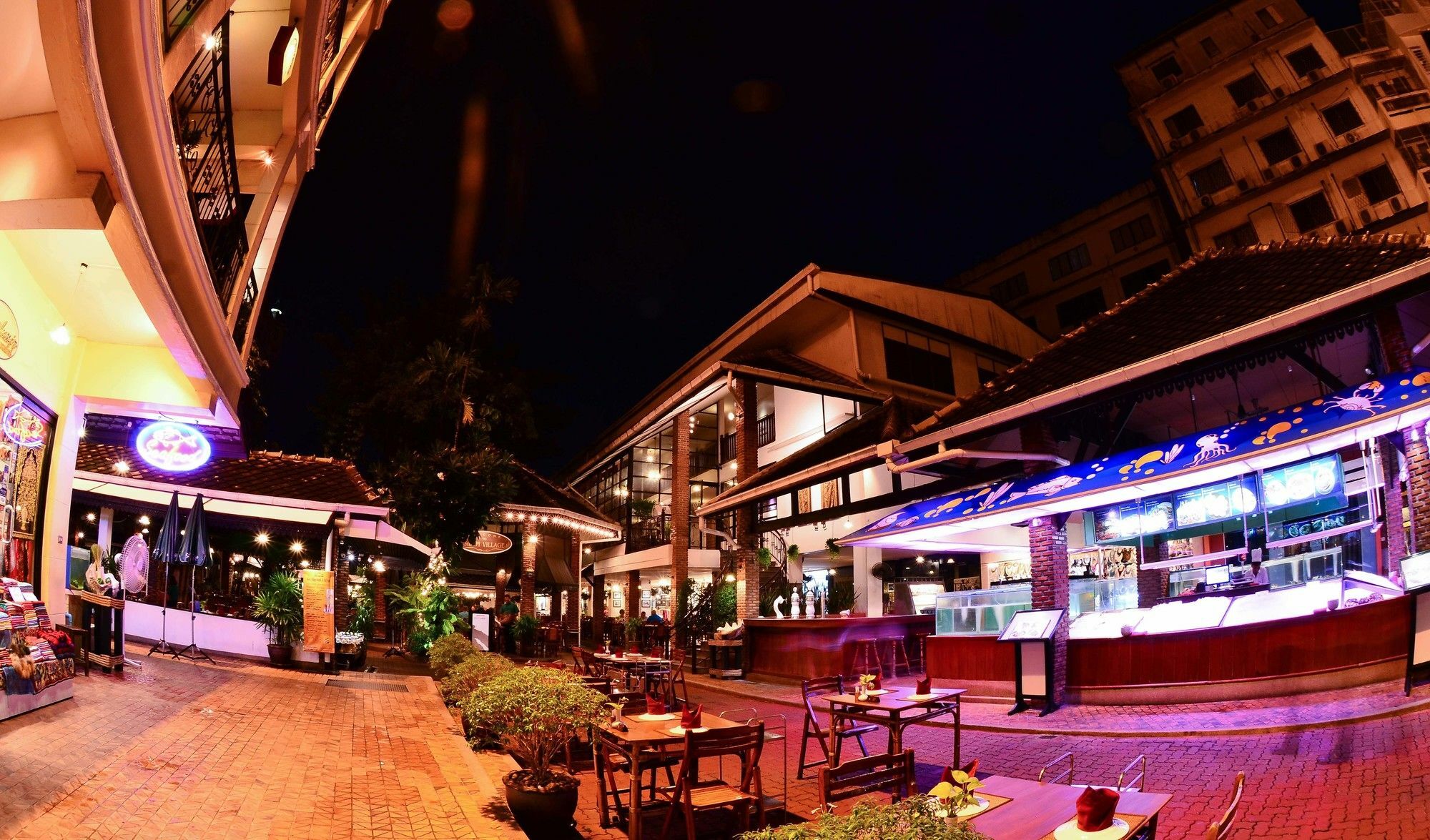 Silom Village Inn Bangkok Exteriör bild