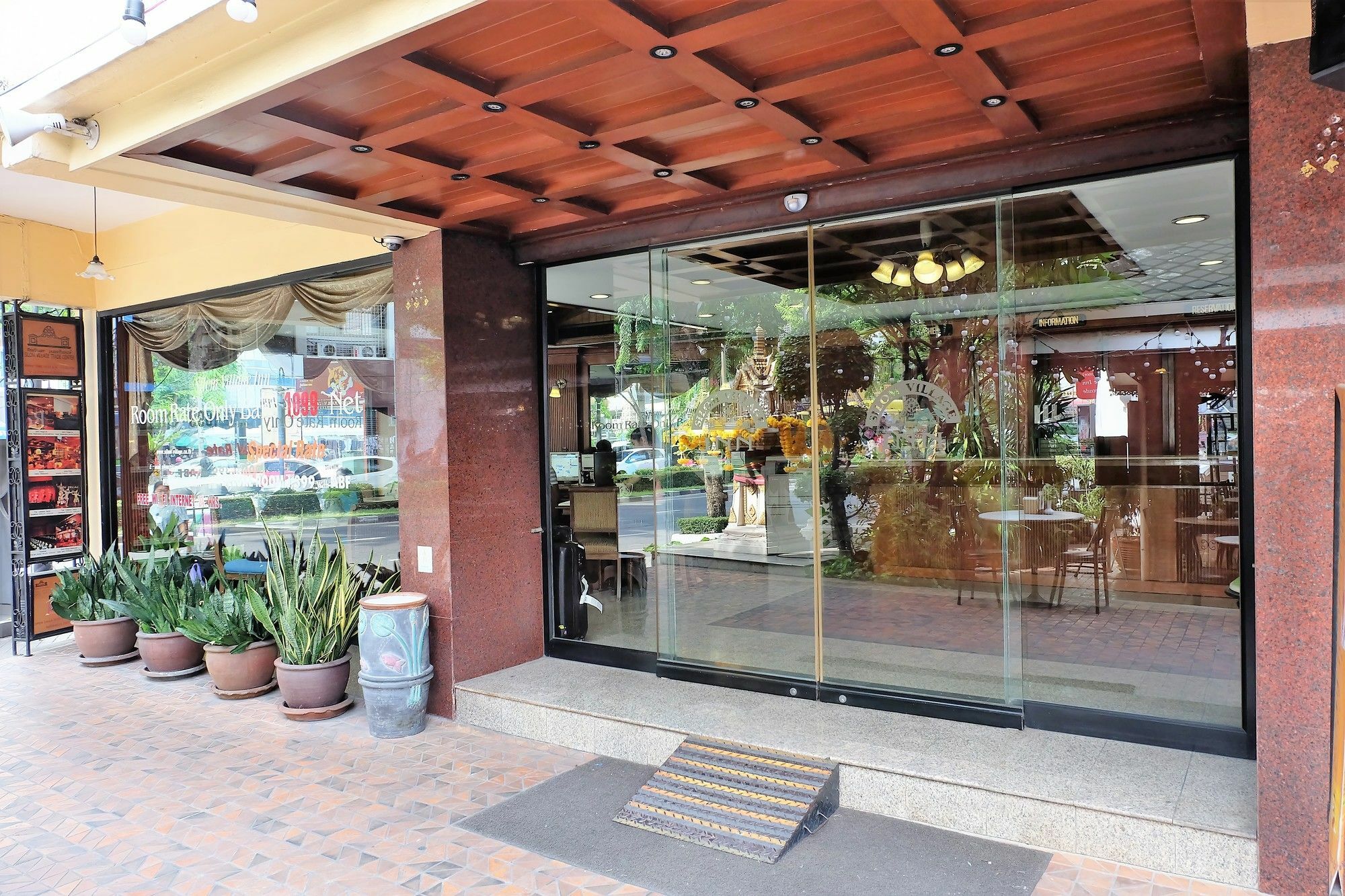 Silom Village Inn Bangkok Exteriör bild